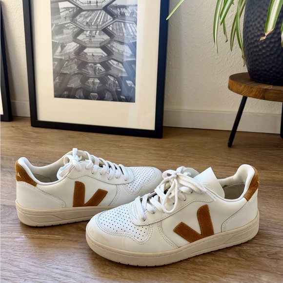 Veja Sneakers - Picture 2 of 6